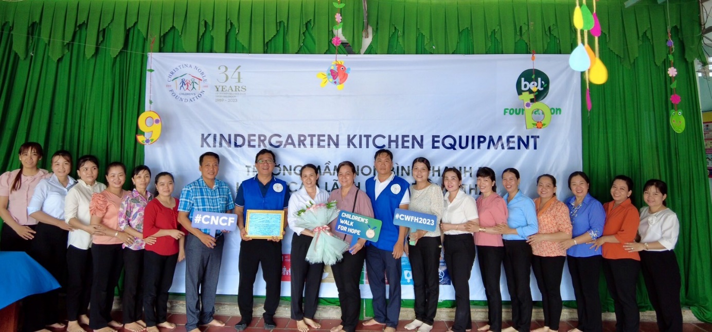 Văn phòng dự án Christina Noble Children's Foundation trao tặng đồ dụng, thiết bị giáo dục cho Trường Mầm non Bình Thạnh B, huyện Cao Lãnh, tỉnh Đồng Tháp.