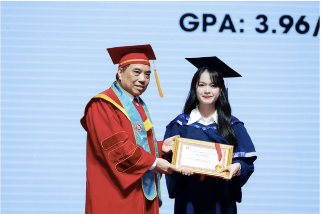 Nữ sinh cùng lúc nhận 2 bằng cử nhân xuất sắc