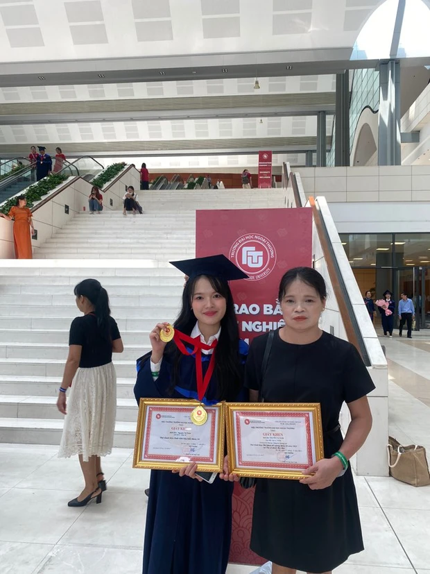 Nữ sinh cùng lúc nhận 2 bằng cử nhân xuất sắc
