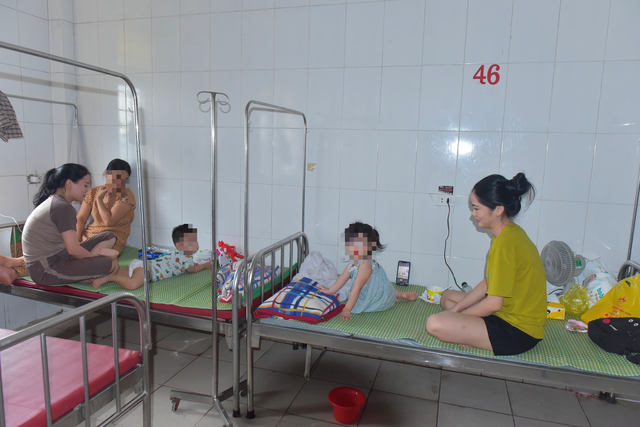 Hà Tĩnh: 12 trẻ mầm non cấp cứu trong đêm nghi do ngộ độc