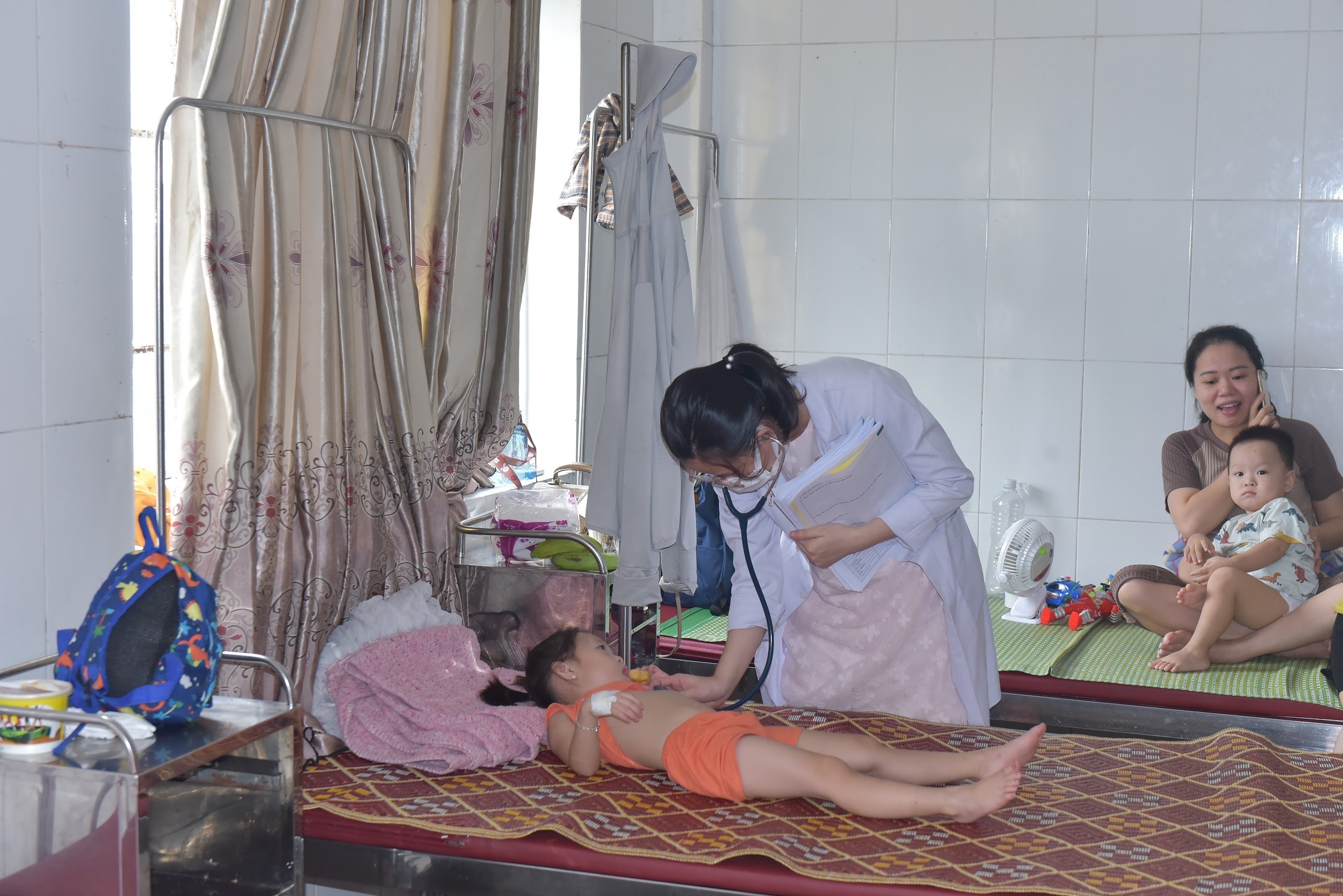 Hà Tĩnh: 12 trẻ mầm non cấp cứu trong đêm nghi do ngộ độc