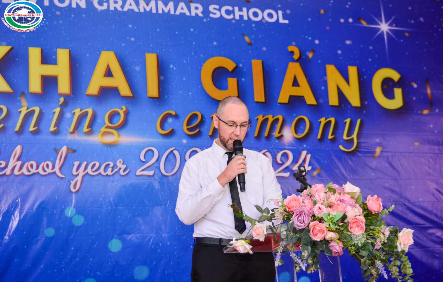 RỘN RÀNG KHÔNG KHÍ LỄ KHAI GIẢNG NĂM HỌC 2023 – 2024 TRƯỜNG TIỂU HỌC I-SẮC NIU-TƠN
