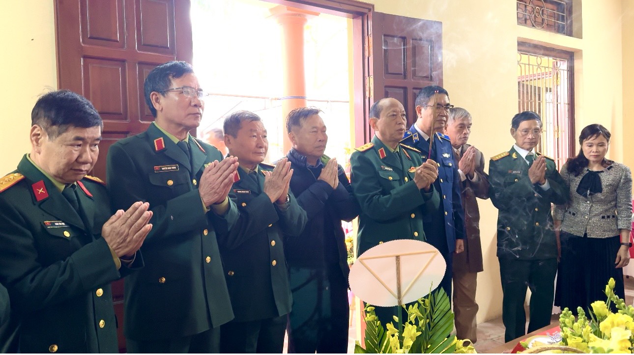 Cựu học viên Học viện Quân chính Lê nin Dâng hương tưởng nhớ Cố Thượng tướng Đặng Vũ Hiệp