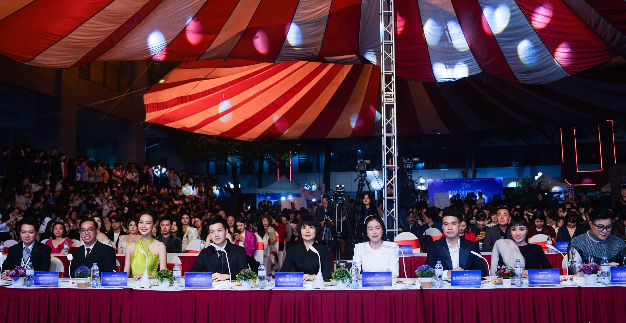 Nữ sinh trở thành Tân Hoa khôi Duyên dáng Ngoại thương 2023 nổi bật với chiều cao gần 1m80