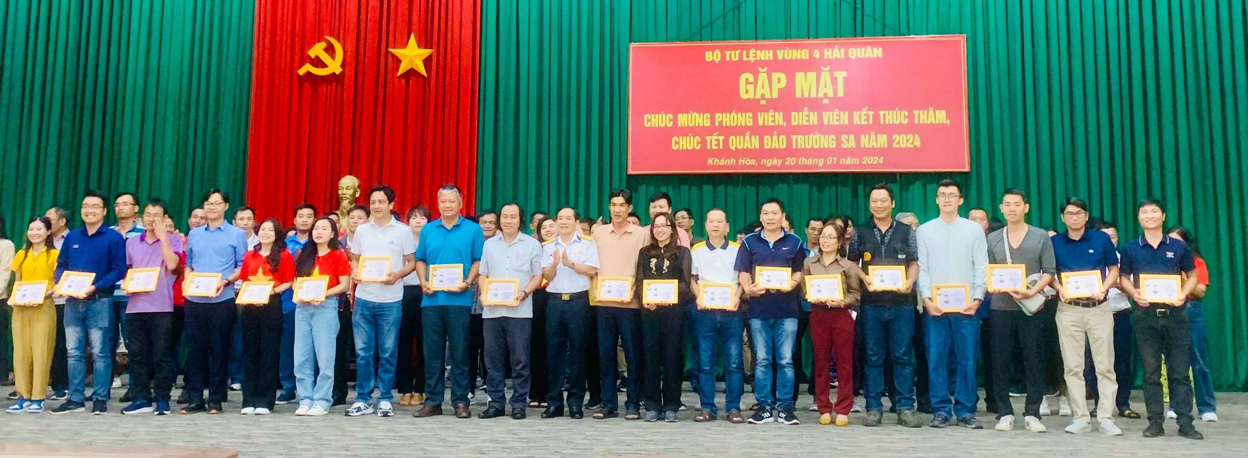 Gặp mặt chúc mừng đoàn báo chí, nghệ sĩ đi thăm, chúc Tết huyện đảo Trường Sa