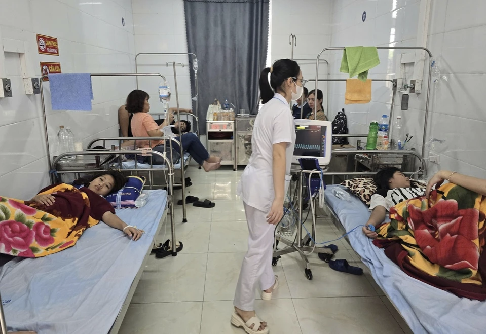 Học Sinh Có Triệu Chứng Ngộ Độc Sau Khi Uống Nước Ngọt Phát Miễn Phí
