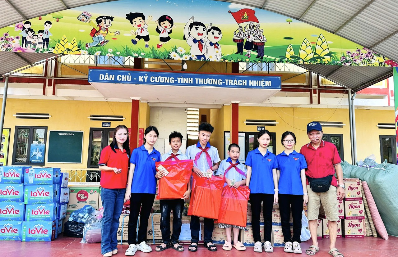 NHÀ GIÁO ƯU TÚ HỨA THỊ THU HUYỀN TẬN TỤY, TÂM HUYẾT VỚI SỰ NGHIỆP “TRỒNG NGƯỜI” VÀ GIÀU LÒNG NHÂN ÁI