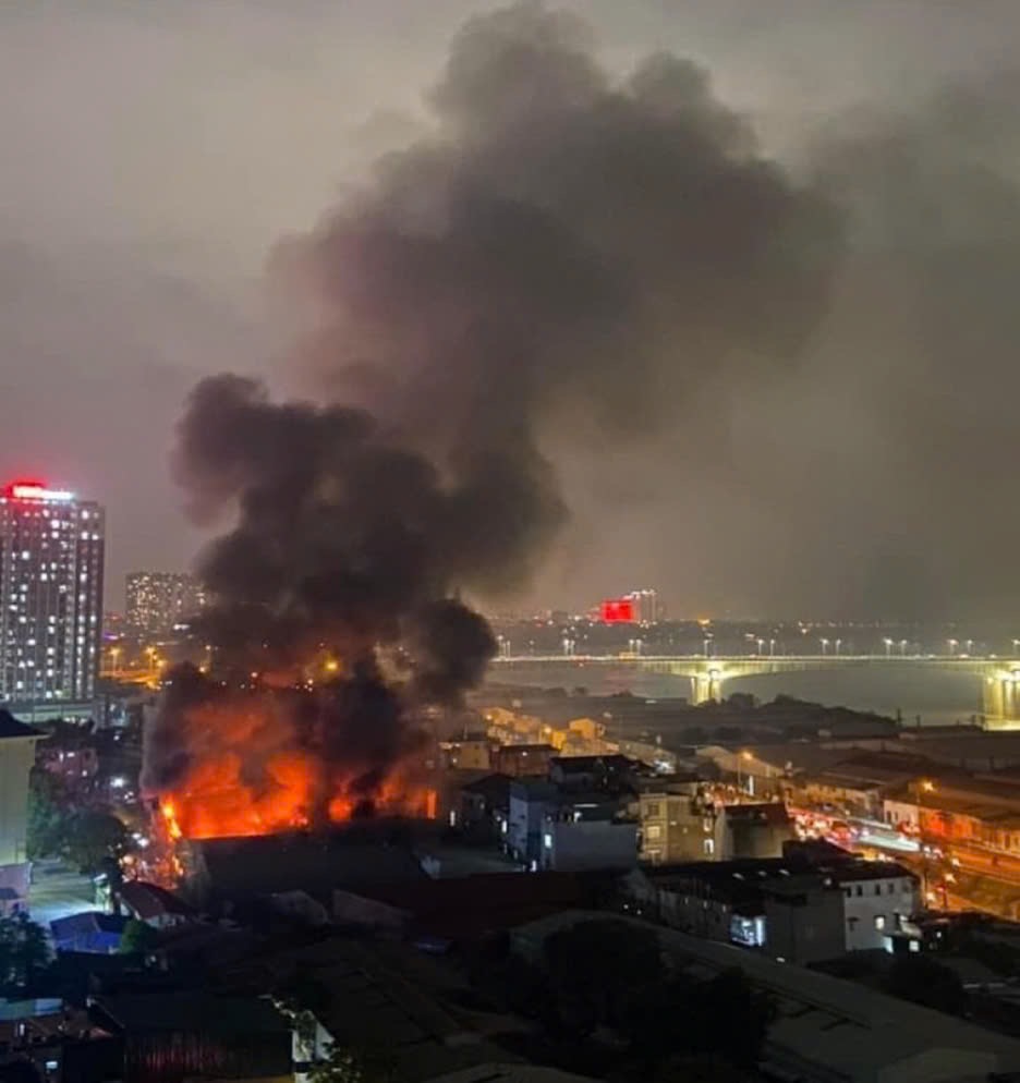 Cháy lớn xuyên đêm gần Trường ĐH Kinh doanh và Công nghệ Hà Nội khiến hàng nghìn sinh viên chuyển học online