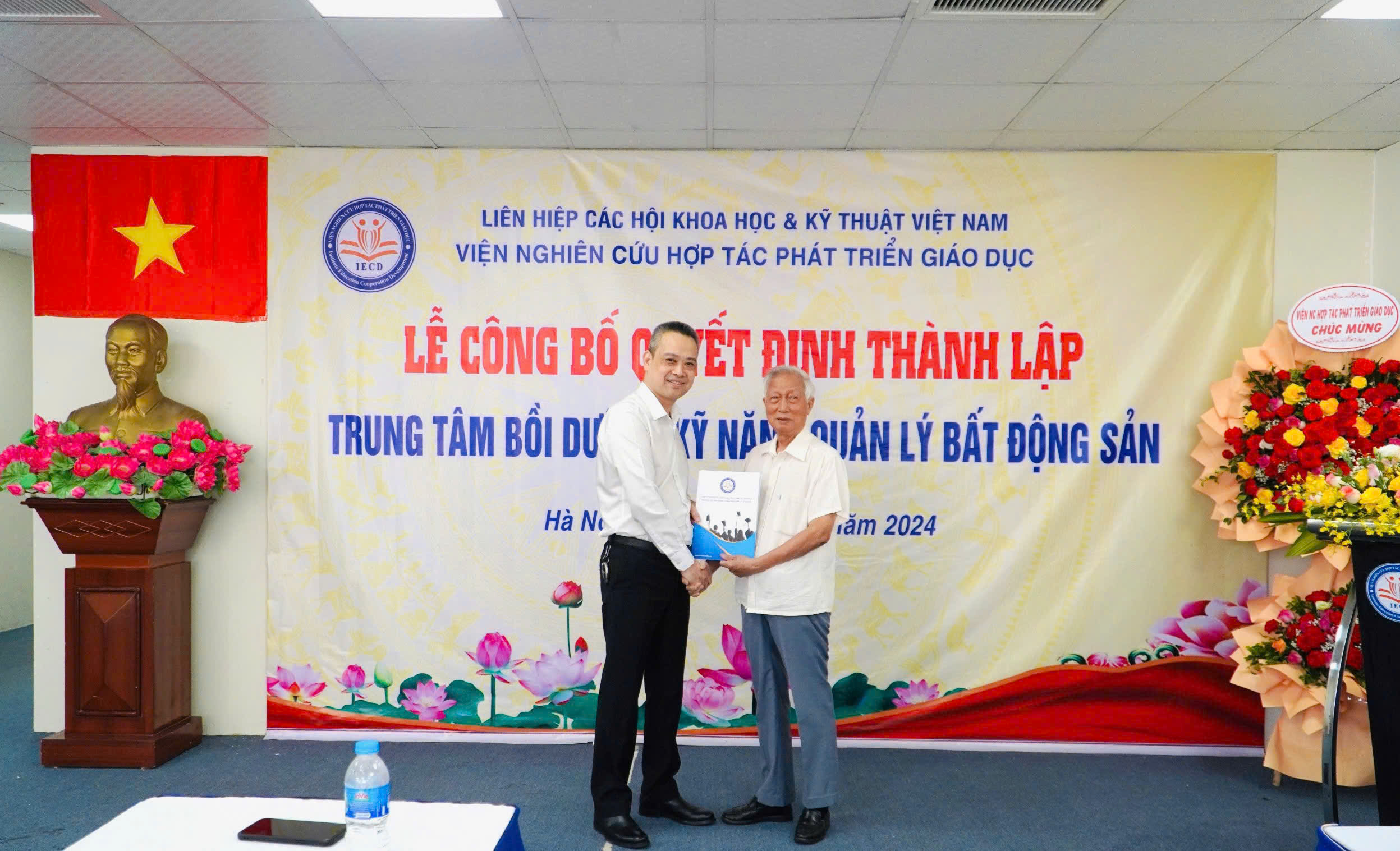 LỄ CÔNG BỐ QUYẾT ĐỊNH THÀNH LẬP TRUNG TÂM BỒI DƯỠNG KỸ NĂNG QUẢN LÝ BẤT ĐỘNG SẢN
