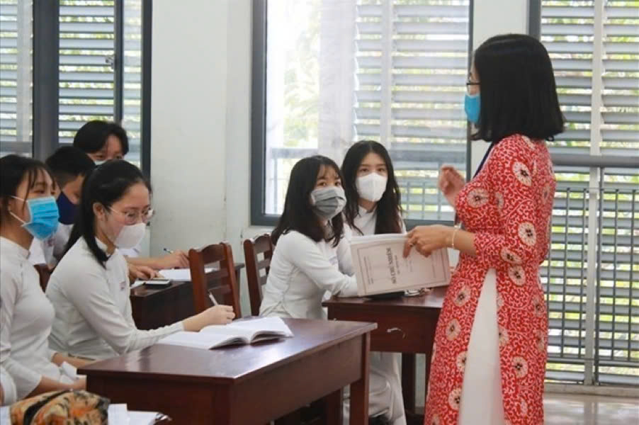 Bộ Nội vụ trả lời thắc mắc về việc chuyển ngạch giáo viên ảnh hưởng đến tổng số tiền lương hiện hưởng.