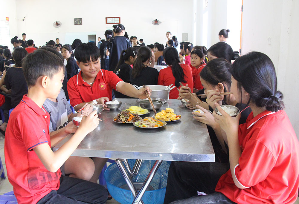 Phú Thọ: Tăng lương cơ sở, bữa ăn của học sinh nội trú được nâng cao