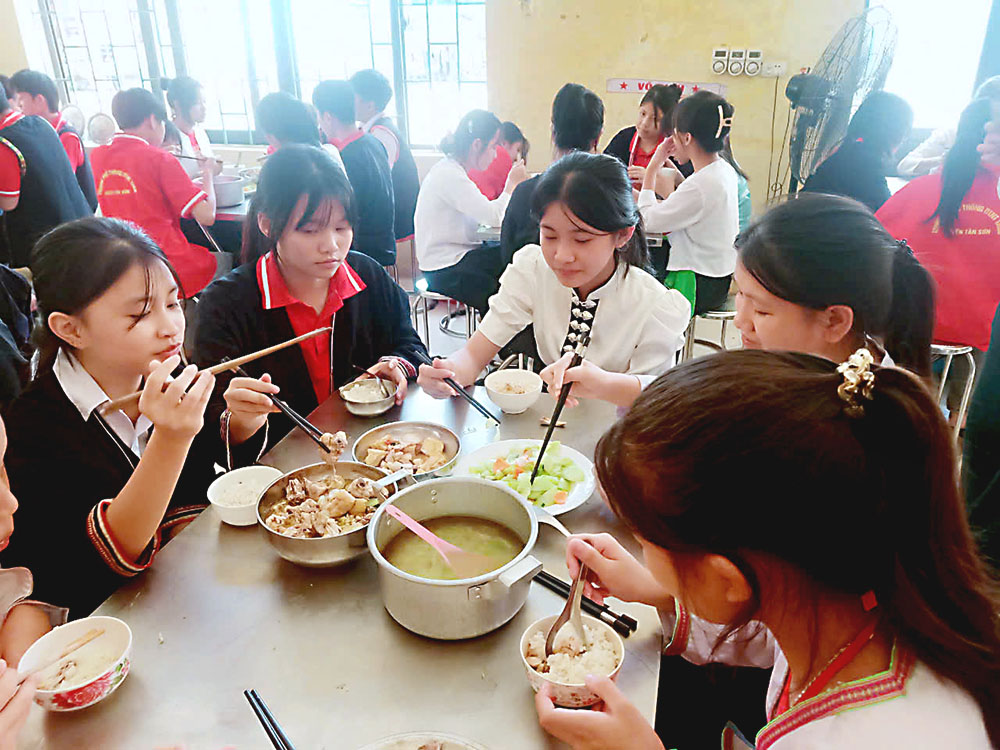 Phú Thọ: Tăng lương cơ sở, bữa ăn của học sinh nội trú được nâng cao