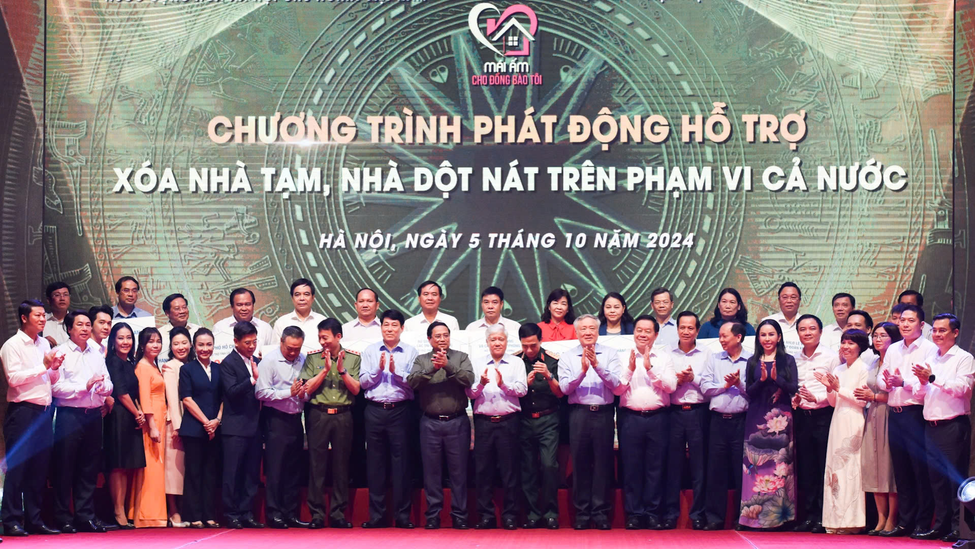 Thủ tướng Phạm Minh Chính kêu gọi xóa nhà dột nát: "Không ai bị bỏ lại phía sau"