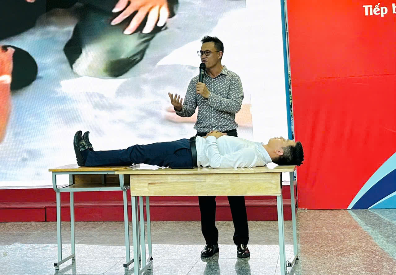 Trường THCS Mai Dịch: Tập huấn kỹ năng phòng, chống tai nạn thương tích, kỹ năng sinh tồn - Những vấn nạn của Xã hội
