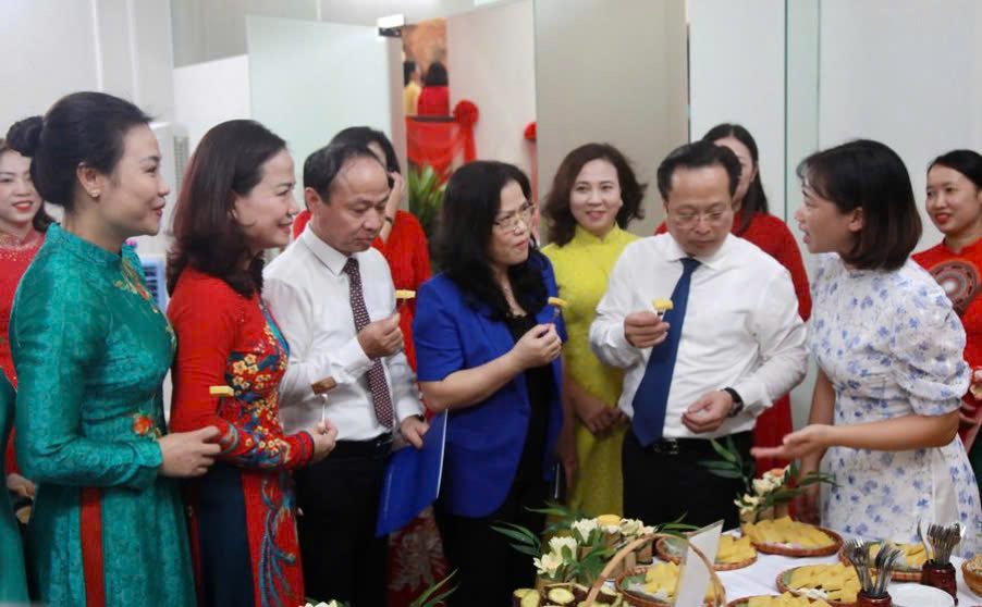Thứ trưởng Nguyễn Thị Kim Chi chia sẻ những khó khăn vất vả của bậc học mầm non