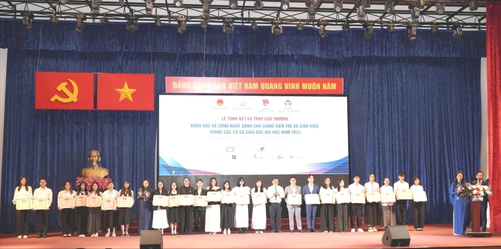 Khen thưởng các giảng viên trẻ và sinh viên đạt Giải thưởng khoa học công nghệ năm 2024