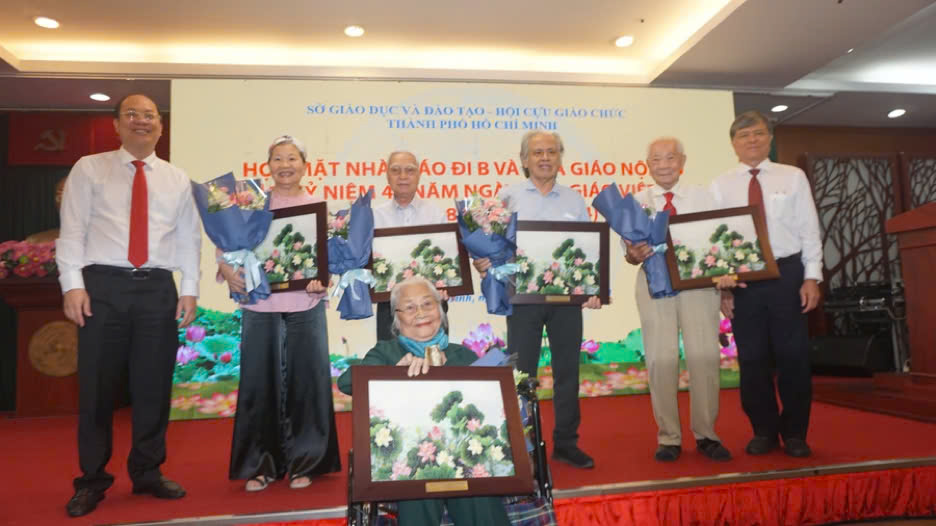 TPHCM: Tôn vinh nhà giáo đi B, nhà giáo nội đô nhân kỷ niệm 42 năm ngày Nhà giáo Việt Nam