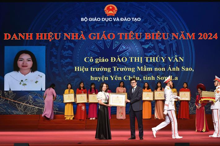 Hà Nội: Trao tặng danh hiệu Nhà giáo nhân dân, Nhà giáo ưu tú năm 2024