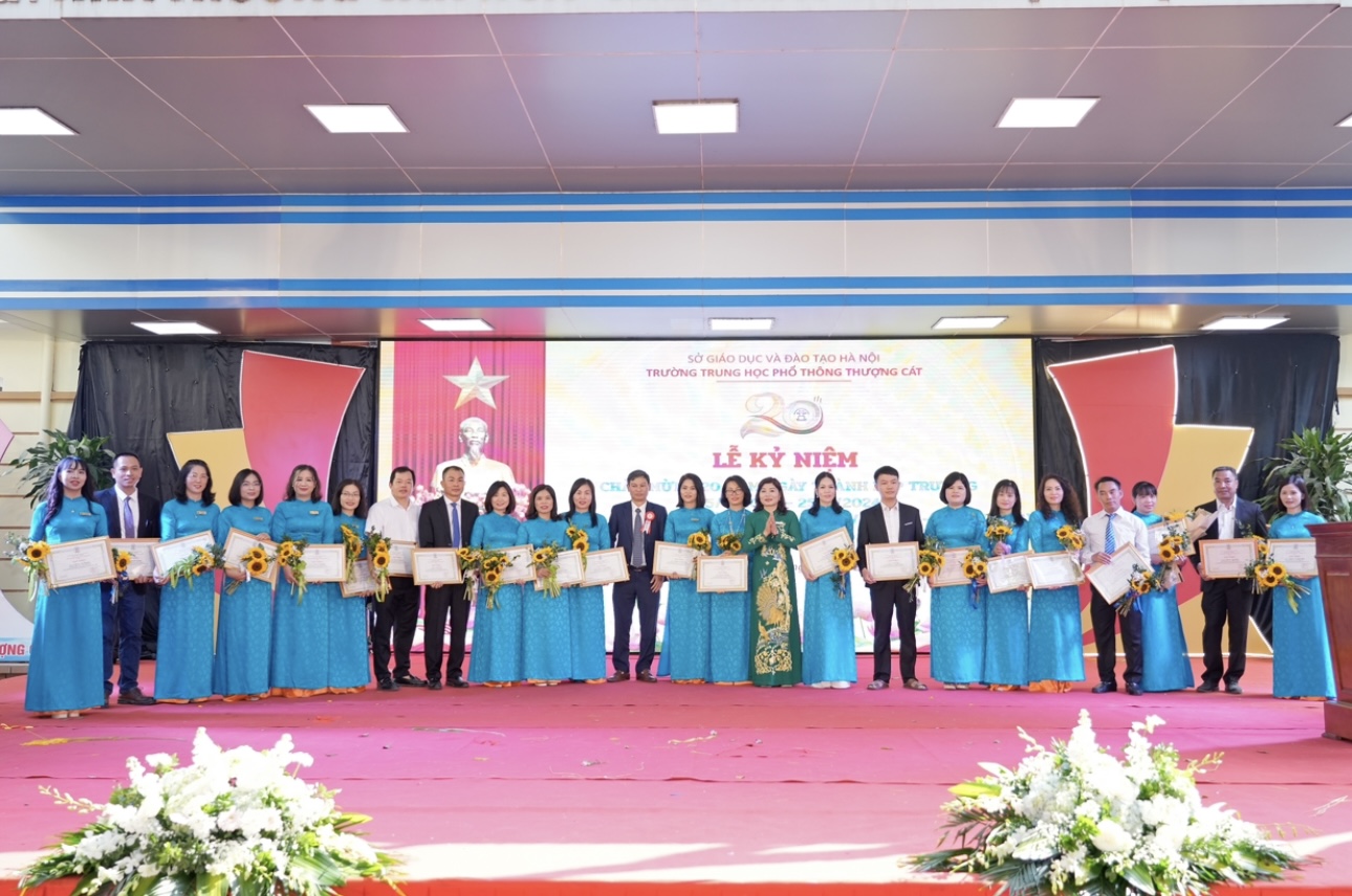 Lễ kỷ niệm 20 năm thành lập trường THPT Thượng Cát và đón nhận Bằng khen của Bộ GD&ĐT