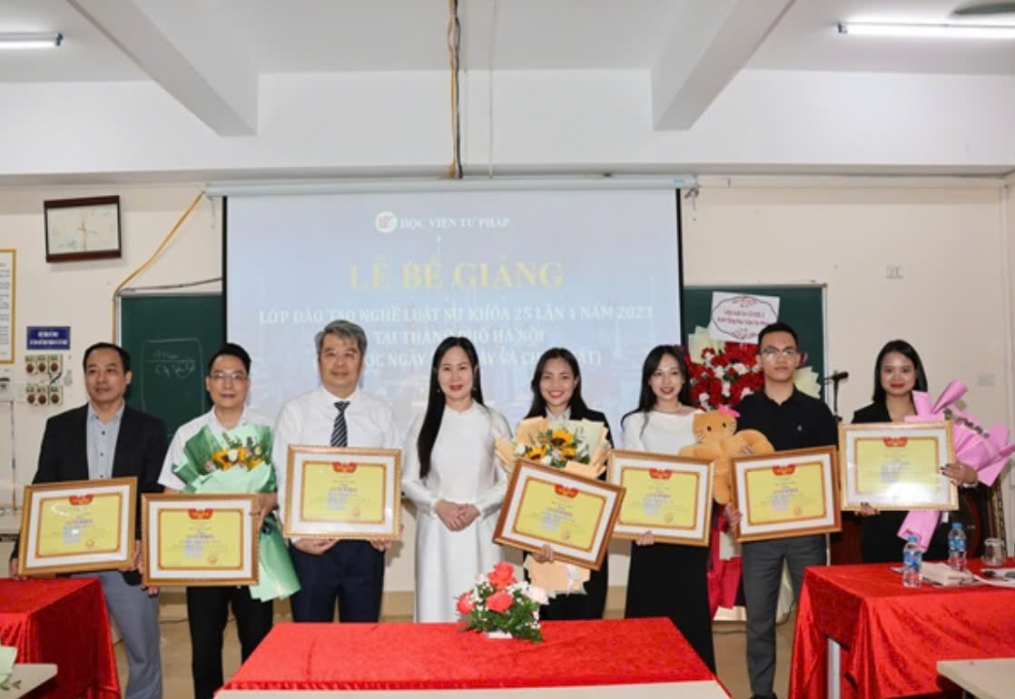 Bế giảng lớp đào tạo nghề Luật sư khoá 25 lần 1 năm 2023 của Học viện tư Pháp Hà Nội