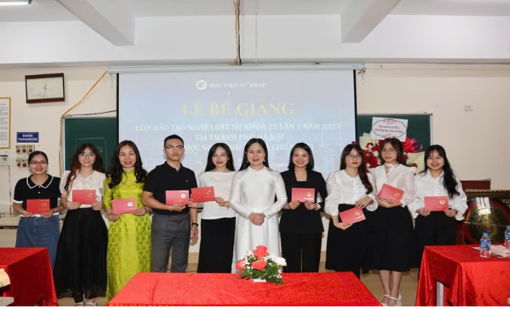 Bế giảng lớp đào tạo nghề Luật sư khoá 25 lần 1 năm 2023 của Học viện tư Pháp Hà Nội