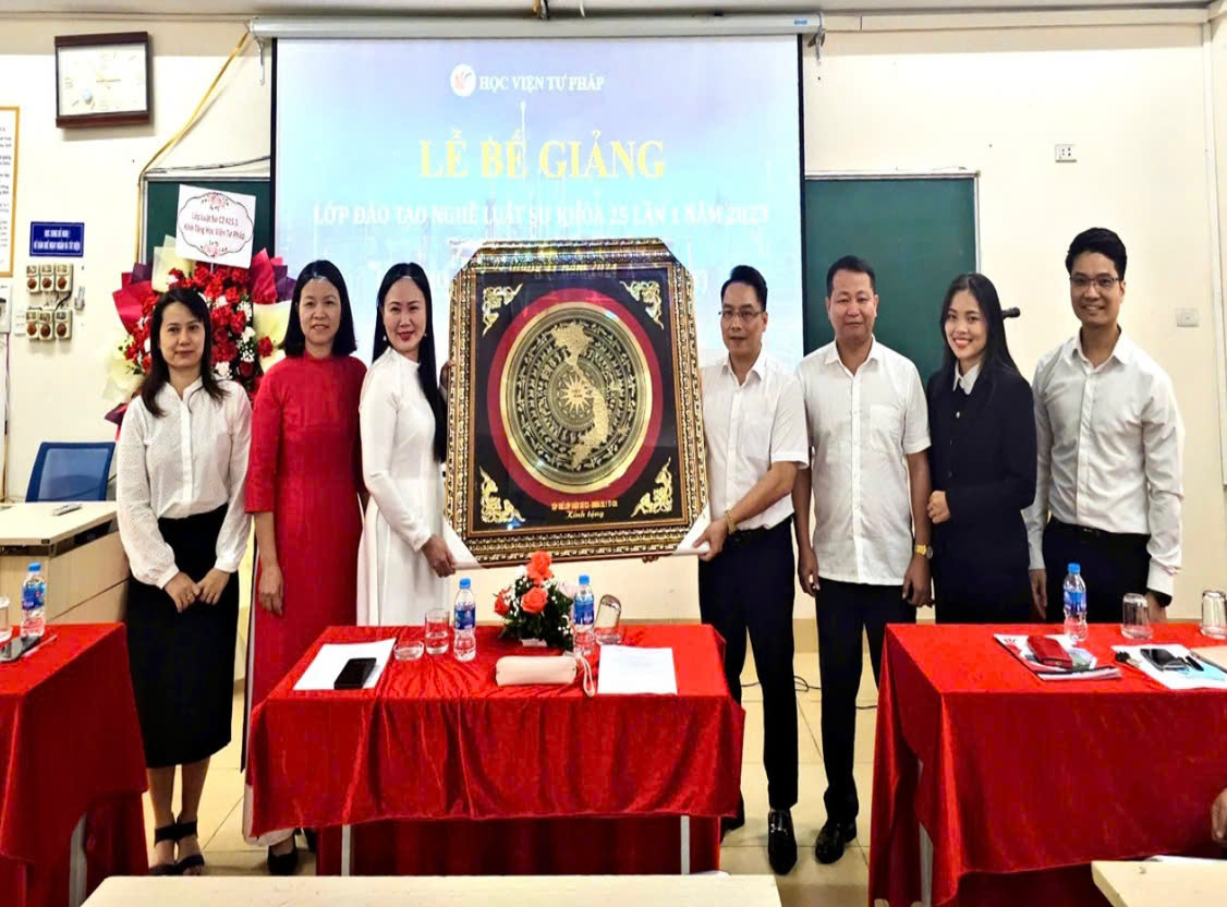 Bế giảng lớp đào tạo nghề Luật sư khoá 25 lần 1 năm 2023 của Học viện tư Pháp Hà Nội