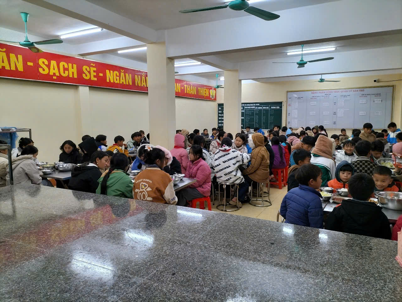 Lào Cai: 15 tấn gạo đến với học sinh trường PTDTBT TH&THCS Dìn Chin huyện Mường Khương