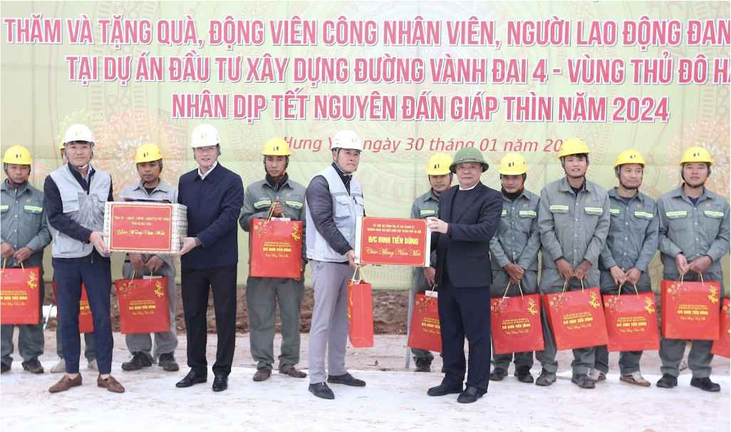 Tặng quà công nhân đang làm nhiệm vụ trên công trường xây dựng đường Vành đai 4