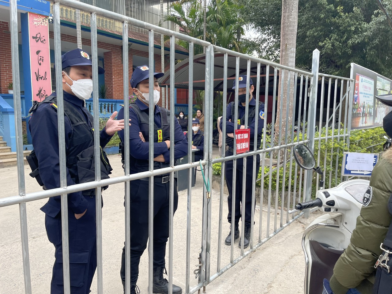 Trường Sĩ quan Lục quân 1: Trả lời về danh tính người người mặc quân phục Quân đội xuất hiện trong phòng khảo thí và Đảm bảo chất lượng của Trường CĐKTCN Hà Nội