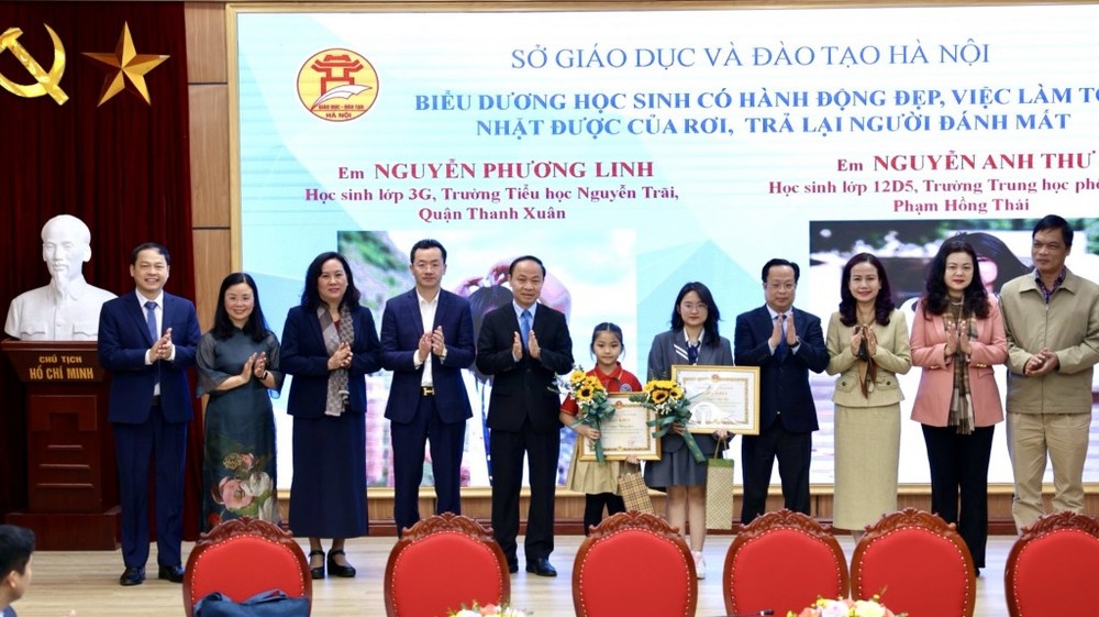 Hà Nội: Tuyên dương hai học sinh nhiều lần trả lại của rơi