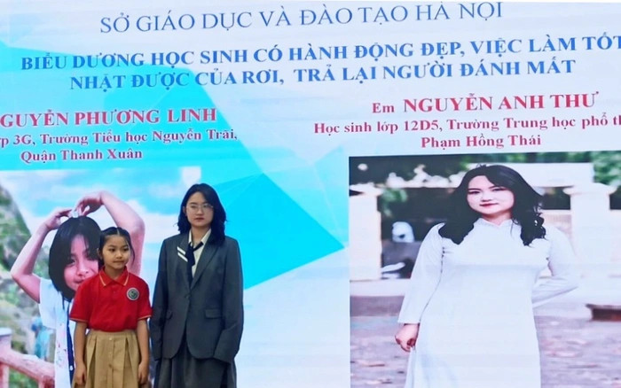 Hà Nội: Tuyên dương hai học sinh nhiều lần trả lại của rơi