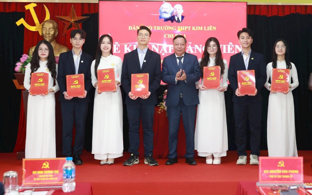 Trường THPT Kim Liên: 7 học sinh ưu tú vinh dự được kết nạp Đảng