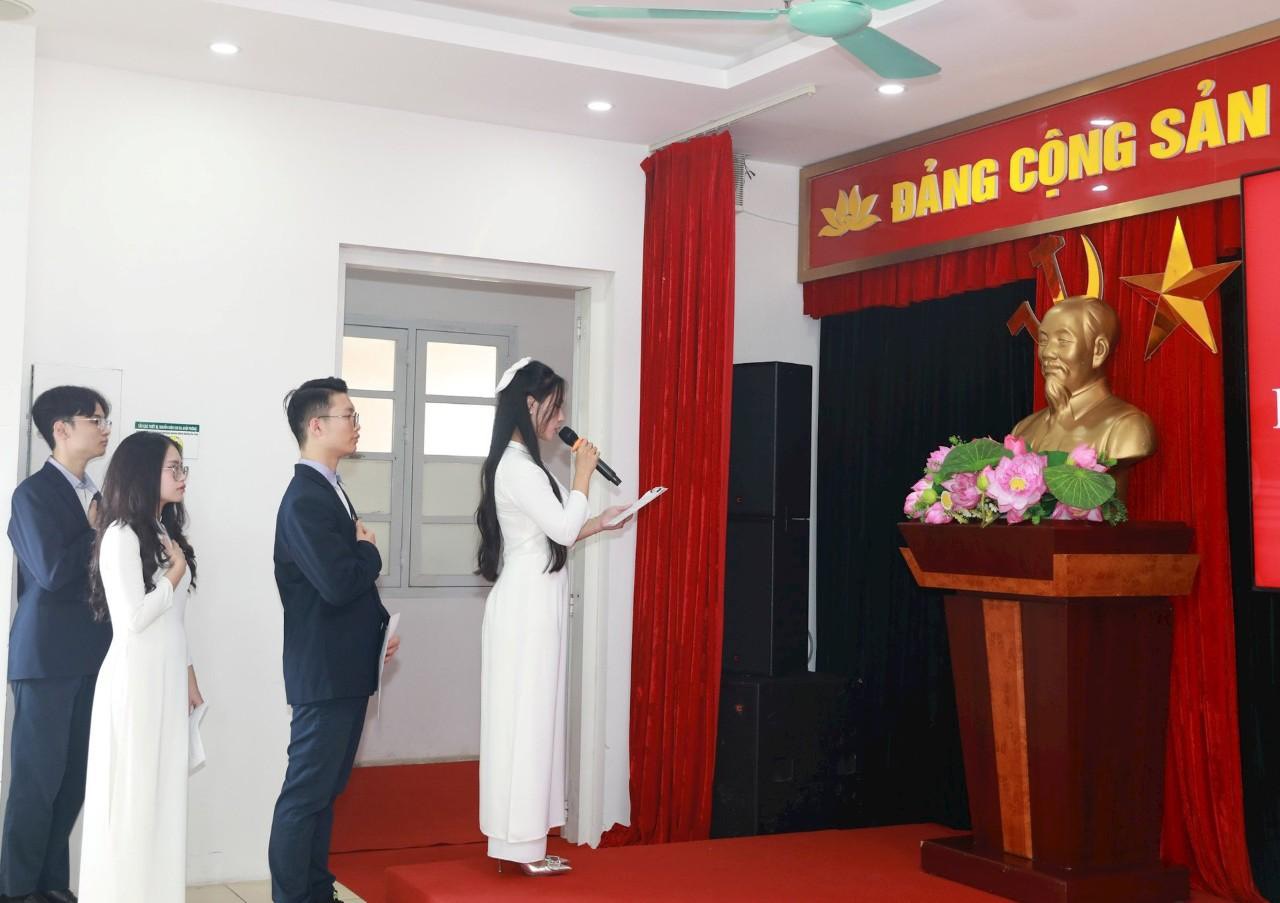Trường THPT Kim Liên: 7 học sinh ưu tú vinh dự được kết nạp Đảng
