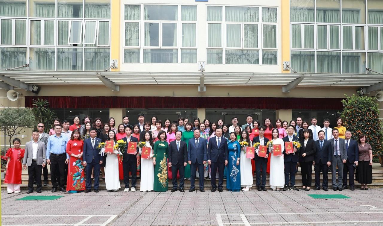 Trường THPT Kim Liên: 7 học sinh ưu tú vinh dự được kết nạp Đảng