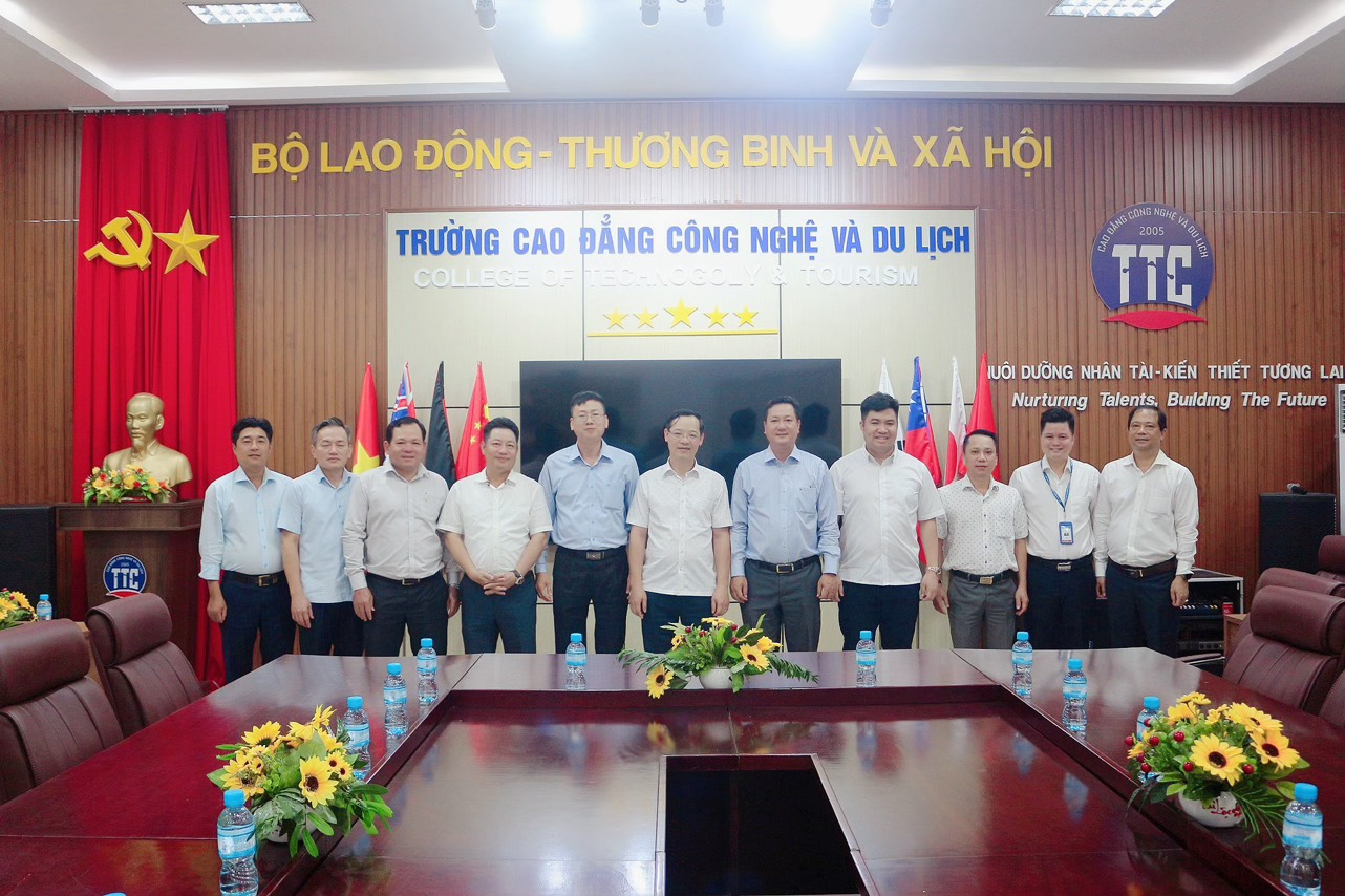 Tổng Cục trưởng Tổng cục Giáo dục nghề nghiệp Bộ LĐTB&XH thăm và làm việc tại trường Cao đẳng Công nghệ và Du lịch