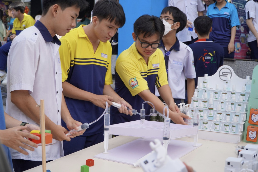 TPHCM: Học sinh lớp 10 ra mắt sản phẩm AI, robot tiện ích