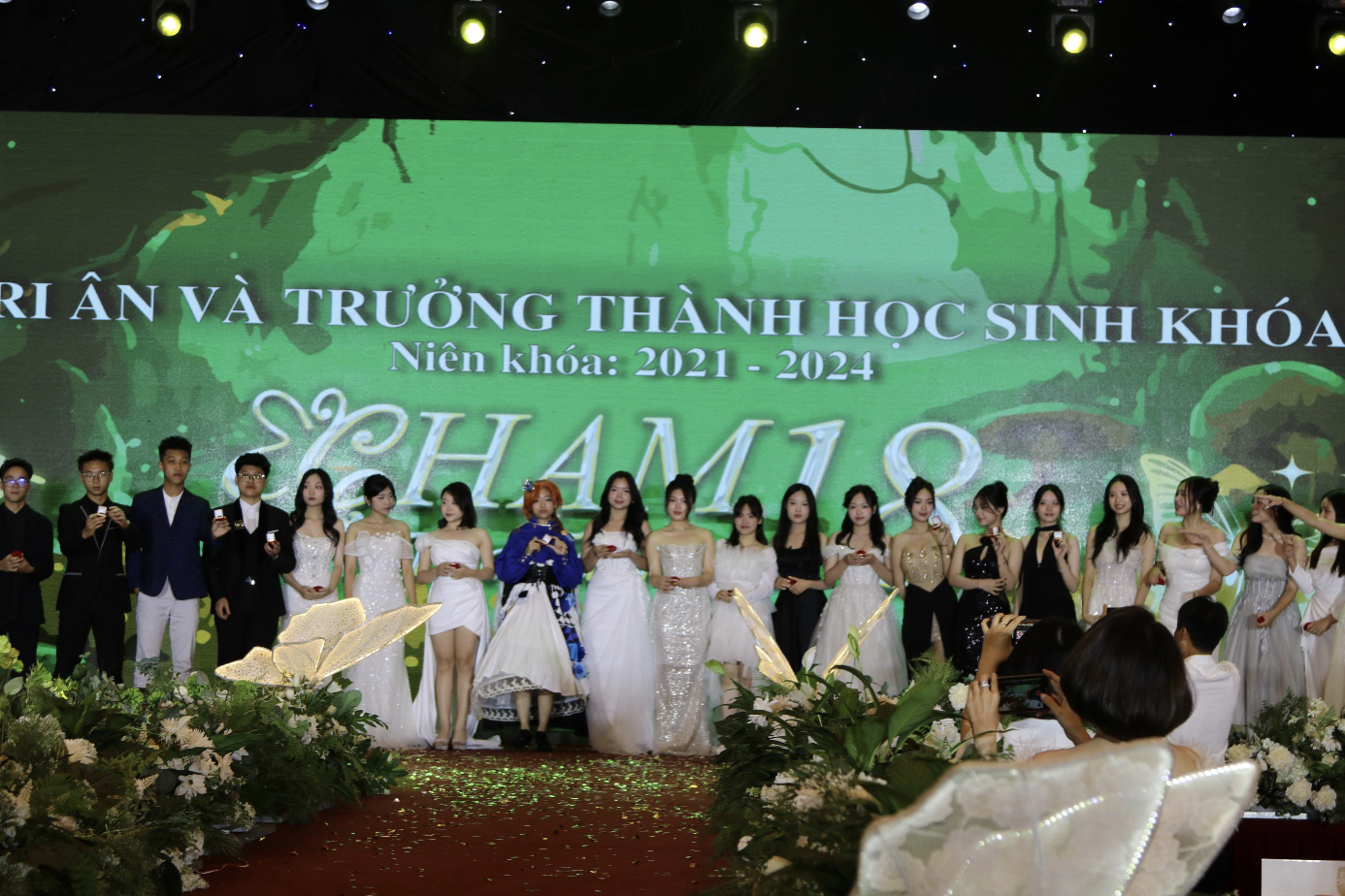Học sinh Trường Chuyên Khoa học Xã hội và Nhân văn tại Đêm dạ hội CHẠM 18: THE FAERIE