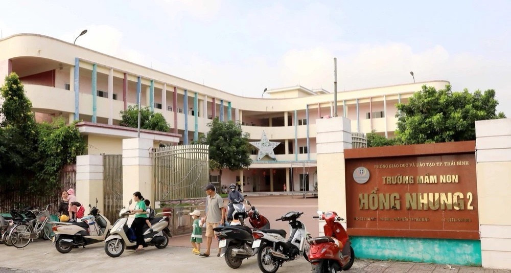 Hiệu trưởng chỉ cách để không bỏ quên học sinh trên xe đưa đón