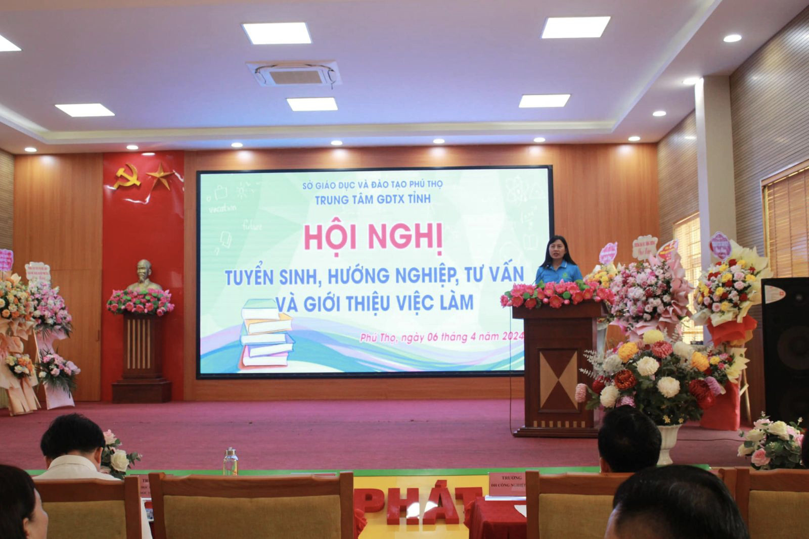 Trường Đại học Công nghiệp Việt Trì tư vấn hướng nghiệp học sinh để dễ dàng lựa chọn cơ hội tương lai