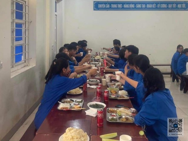 Phú Thọ: Bữa cơm ấm lòng sĩ tử ở Trường THPT Thanh Thủy
