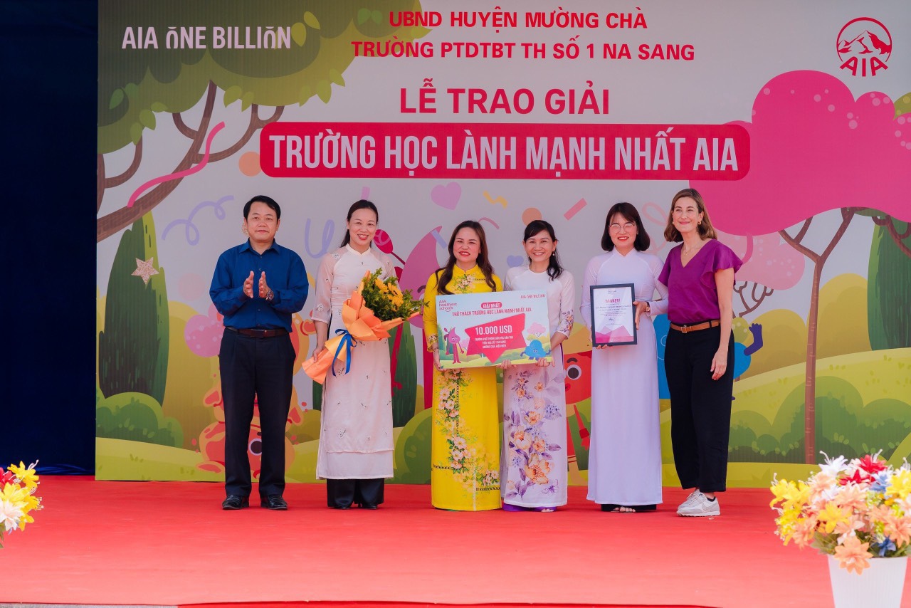Trao giải cuộc thi Trường học lành mạnh AIA tại huyện Mường Chà