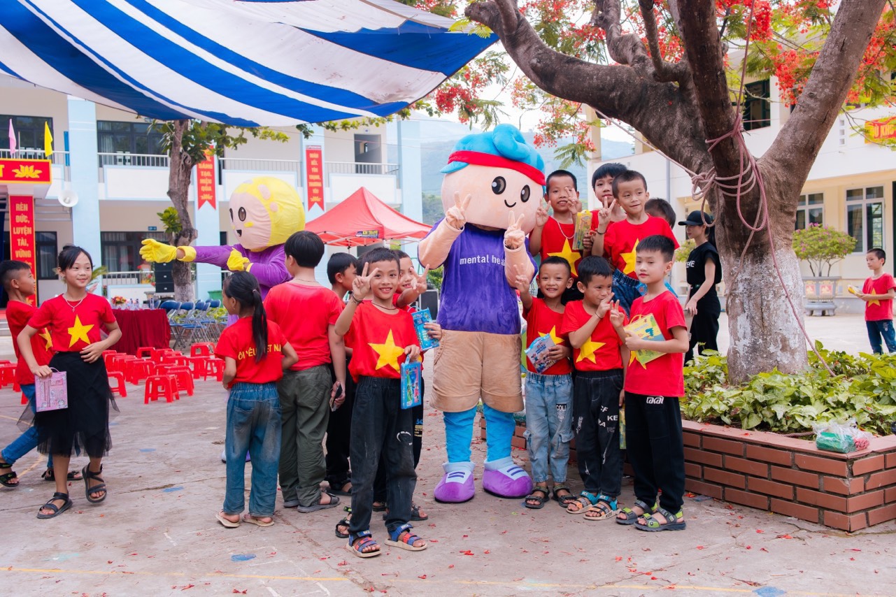 Trao giải cuộc thi Trường học lành mạnh AIA tại huyện Mường Chà