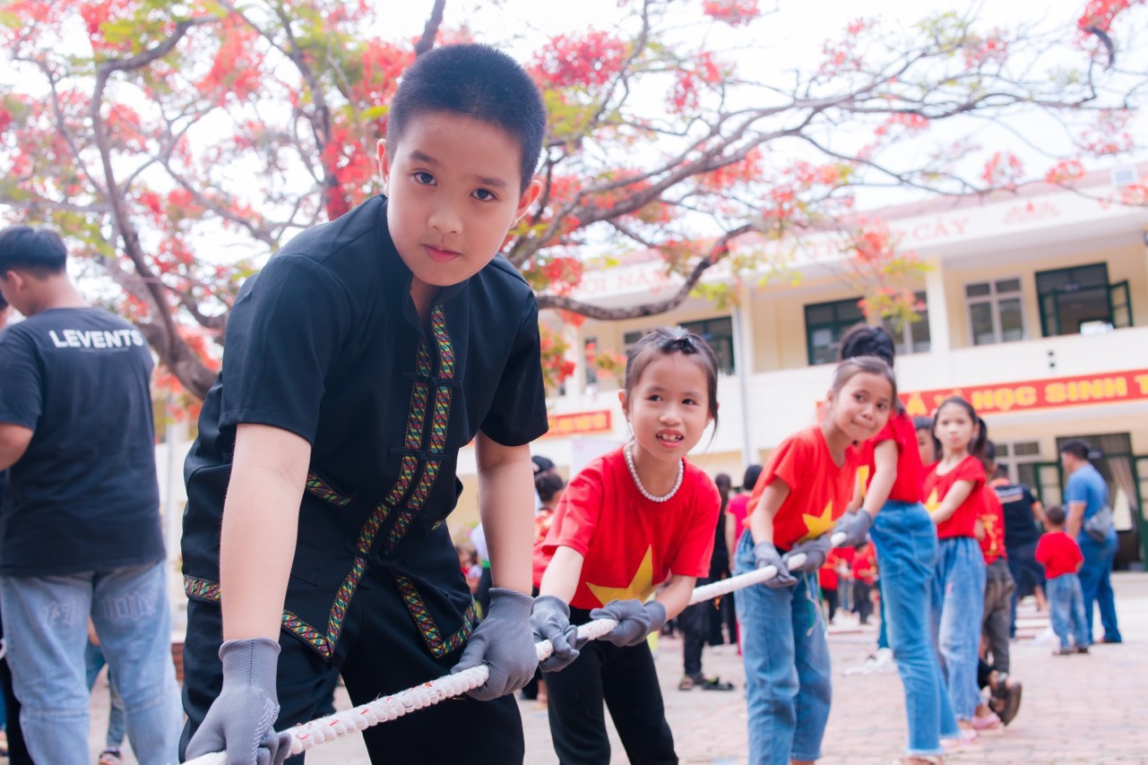 Trao giải cuộc thi Trường học lành mạnh AIA tại huyện Mường Chà