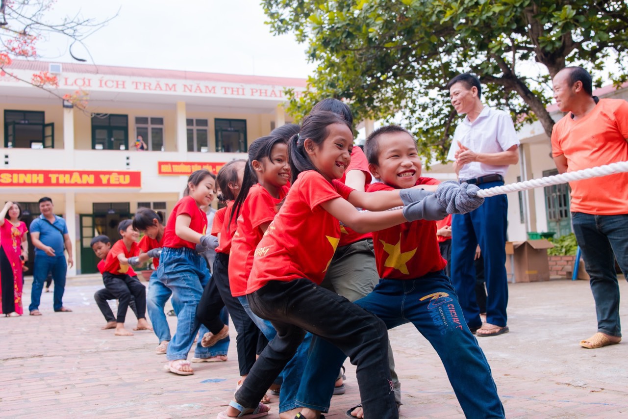 Trao giải cuộc thi Trường học lành mạnh AIA tại huyện Mường Chà