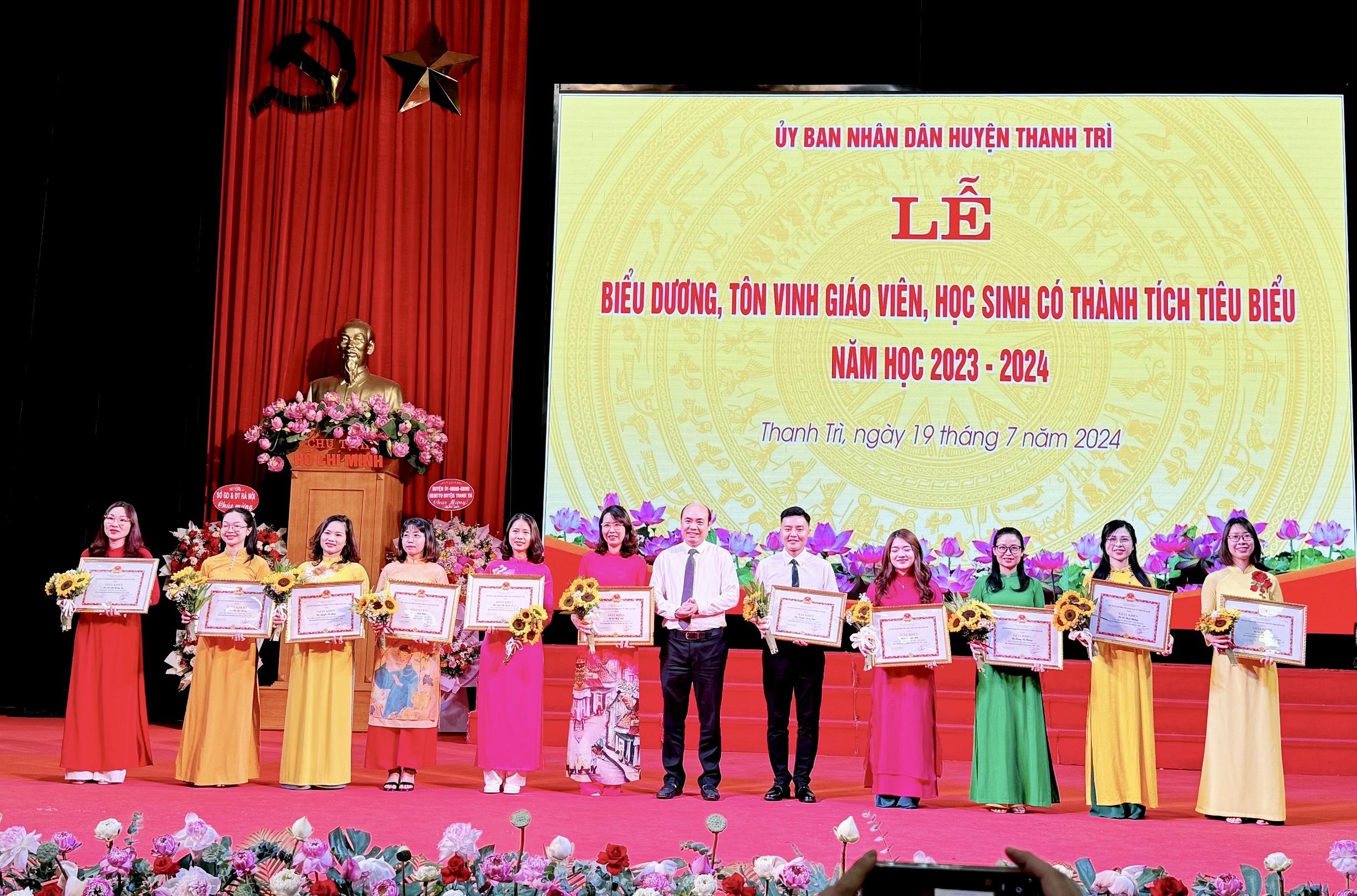 HUYỆN THANH TRÌ: BIỂU DƯƠNG, VINH DANH GIÁO VIÊN, HỌC SINH CÓ THÀNH TÍCH TIÊU BIỂU TRONG NĂM HỌC 2023 – 2024