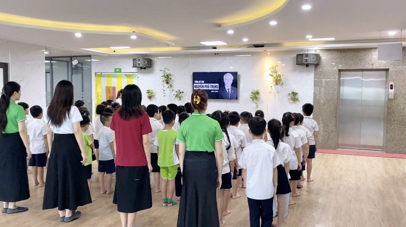 Trường IQSCHOOL Tổ Chức Lễ Viếng Tổng Bí Thư Nguyễn Phú Trọng: Học Sinh Tưởng Nhớ và Học Hỏi Từ Tấm Gương Vĩ Đại