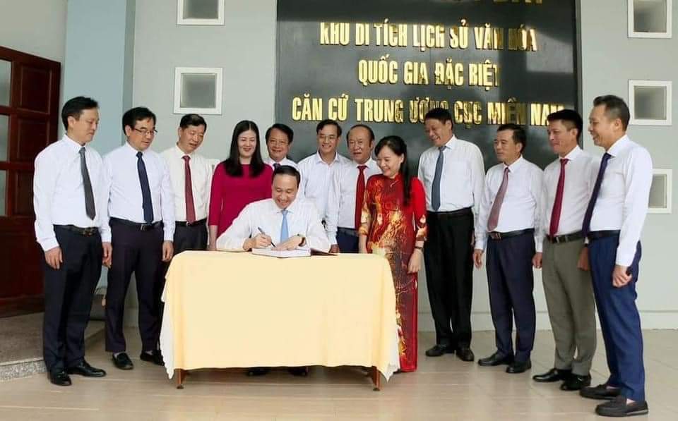 PHÚ THỌ: ĐỒNG CHÍ PHÙNG KHÁNH TÀI PHÓ BÍ THƯ THƯỜNG TRỰC TỈNH ỦY VIẾNG CÁC ANH HÙNG LIỆT SĨ TẠI NGHĨA TRANG LIỆT SĨ ĐỒI 82 - TỈNH TÂY NINH