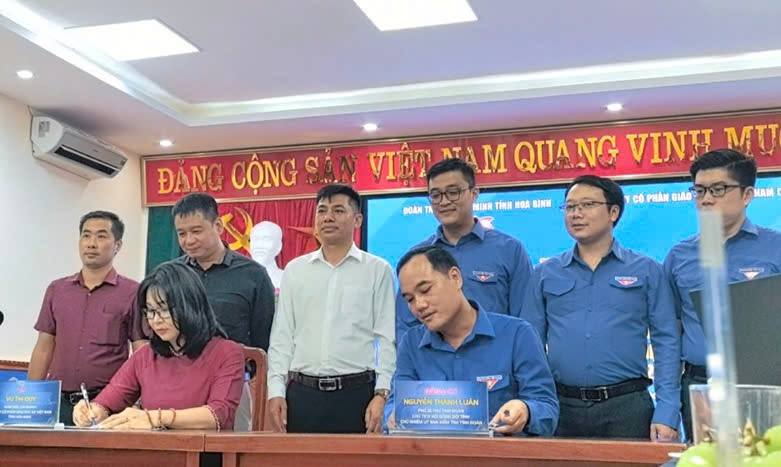 Lễ ký kết chương trình phối hợp giữa Đoàn TNCS Hồ Chí Minh tỉnh Hòa Bình và Chi nhánh Công ty CP – GD EZ Việt Nam tại Hòa Bình giai đoạn 2024 -2028