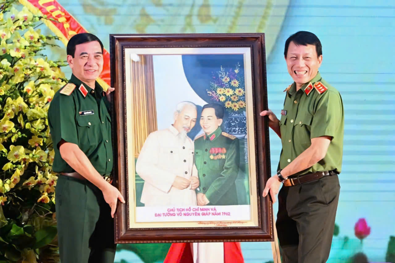 Kỷ niệm 79 năm ngày truyền thống Công an Nhân dân Việt Nam (19/8/1945 - 19/8/2024)