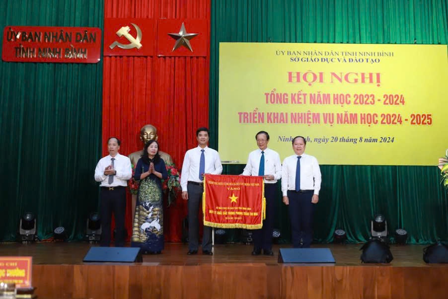 Sở GD&ĐT Ninh Bình nhận Cờ thi đua của Chính phủ